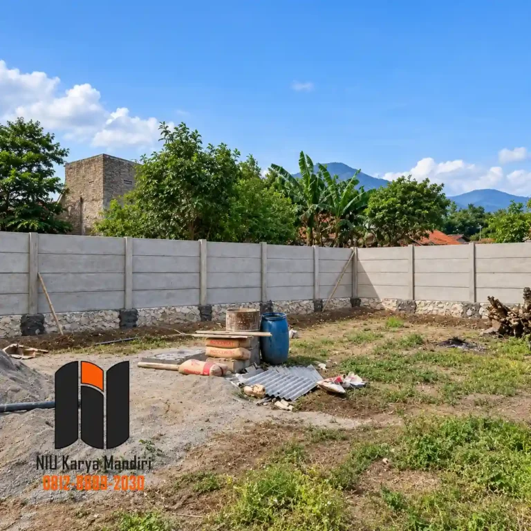 Halaman Konstruksi dengan Pagar Beton dan Pegunungan