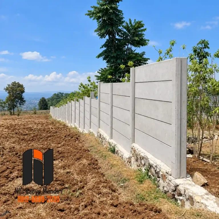 Pagar Beton di Bawah Langit Biru